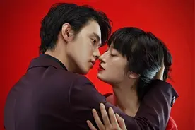 女人涂上有毒口红，专找男人接吻，男人无一列外当场毙命！视频封面