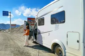 开房车自驾西藏，翻越高海拔又险峻的两座山峰，女司机直喊心累视频封面