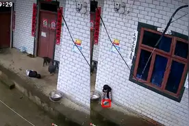 好心疼！2岁幼童雨天在家门口席地而睡，其背后原因令人心酸！视频封面