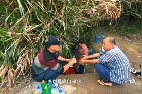 广东与江西交界，发现好多村民围在一起，他们在干嘛？视频封面