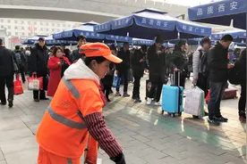 实拍：大年初八西安火车站，听听扫地的保洁大姐咋说视频封面