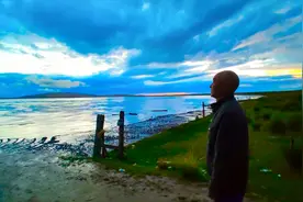 河南小夫妻穷游中国，一家六口人在野景区旅游，这画面也太美了视频封面