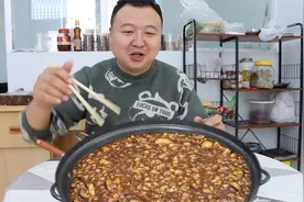 用肉末和香菇简单打个卤，做肉沫香菇面，配二斤面条，超过瘾视频封面