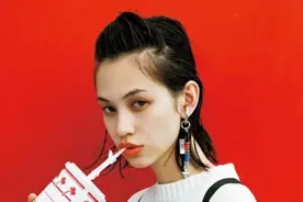 30岁日本女星穿破洞泳衣，搭配金属内裤，超大胆！视频封面