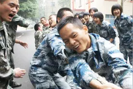 高考毕业后，考军校与考普通大学区别在哪？考军校需要多少分？