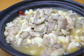 不放任何调料的蒜焖羊肉，厨师长的做法太经典了，口感真地道