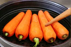 胡萝卜放锅里蒸一蒸，教你民间老做法，连挑食的孩子都抢着吃，香视频封面