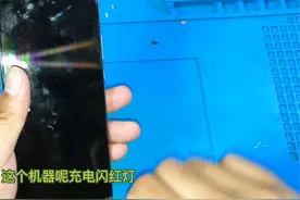华为手机充电闪红灯不开机，我们拆开发现进水了，经过清洗复活啦