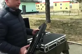 俄军部队接收超科幻大枪，配备八倍镜能远程“击落”无人机视频封面