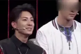 女生转身离开瞬间被男嘉宾抓住手，竟然意外牵手成功丨非常完美