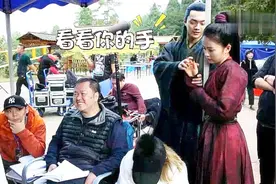 《招摇》花絮：看调皮的许凯片场休息逗白鹿视频封面