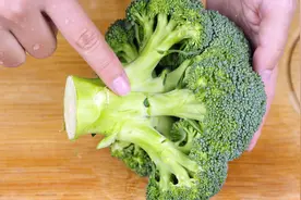 西兰花千万别用清水洗，等于吃虫卵，教你正确方法，脏东西都洗净