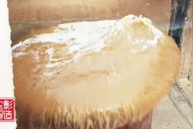 对讲机：五分钟后点阀全开~黄河水淌进干涸的菜田，水涌瞬间想哭