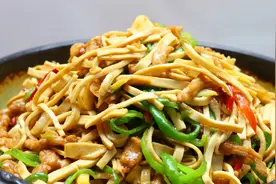 千张肉丝的家常做法，炒熟后千张柔和肉丝滑嫩，味道比饭店还好吃