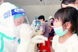 女孩排队做核酸遇到6天没见的护士妈妈：我爱你！早点回来视频封面
