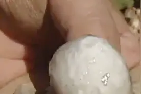 记者在花生地里 发现传说中的花生蛋 剥开后里面还有个白色的小蛋