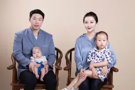 德云社烧饼儿子百天晒全家福，娇妻颜值不输明星，祖孙三代长太像视频封面