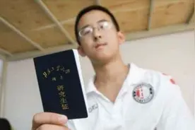 不买房就“退学”！当年逼父母在北京买房的张炘炀，后来怎样了？视频封面
