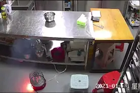 广西一烘焙店烤火炉爆炸起火，小姐姐淡定修好继续使用：我经常修