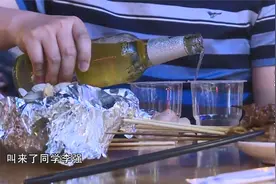 法治：四个人喝三瓶啤酒，兄弟却酒后身亡，小伙被家属告上法庭视频封面