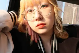 染成金发的vlog视频封面