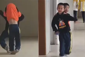 俩小学生课间摇摆热舞，丝滑程度让老师惊叹：广西科目三满分