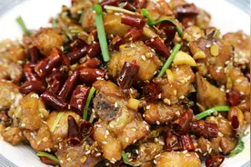 饭店的辣子鸡酥香麻辣，自己在家做，多加一种香料，吃完满嘴留香视频封面