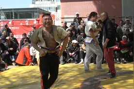 天津摔跤，背口袋背成这个样，自己把自己都逗乐了