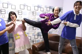 母女俩没钱去电竞酒店，和爸爸一起玩易拉罐滚钱，结果被套路了视频封面