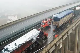 航拍：四川广元 雾雨天京昆高速三半挂车追尾相撞 驾驶室遭削顶视频封面