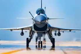 央视公布震撼视频，2对2自由空战训练，歼10C机炮“击落”歼16视频封面