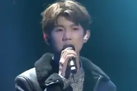 王源在演唱会现场，深情演唱《追光者》，简直堪比原唱视频封面