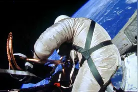1965 年 6 月 3 日美国第一个太空行走的宇航员艾德·怀特视频封面
