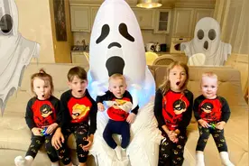 家里突然出现大怪物，可把孩子们吓坏了，原来是万圣节到了！视频封面