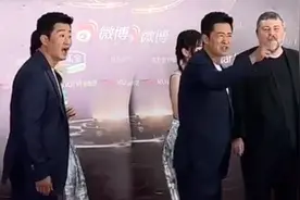 吴京又变工具人！红毯被安排指挥拍照，硬汉震惊：你在教我做事？视频封面