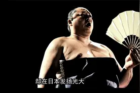 相扑运动员还需要别人帮忙如厕，只因身上的肉太多够不到