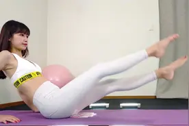 美女4分钟瑜伽裤暴汗练腿健身实录vlog