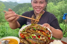 今天吃溪石斑鱼，加了一把辣椒还有泡椒，香辣十足一口一条真过瘾视频封面
