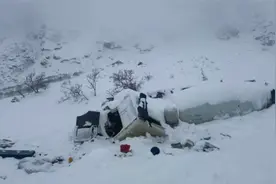 西藏一隧道口雪崩已致8人死亡，大型机械到场，最新搜救画面曝光视频封面