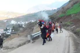 四川彝族一姑娘出嫁，家人背着她出门，这样的抢亲场面我也想参加视频封面