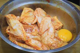 酱烧鸡翅如何才能入味，看厨师长的腌制方法，每一步都很关键视频封面