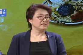 专家现场教学膝关节养护操，可促进下肢血液循环，快来学学吧