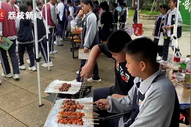 欢乐！中学生校园内摆摊卖货锻炼财商