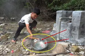 大山里一个天然温泉，水温高达103度，生牛肉烫10秒就能吃视频封面