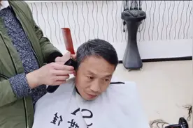 45岁大叔剪了款二八分“大背头”发型 最后大叔开心的笑了 真潮酷视频封面