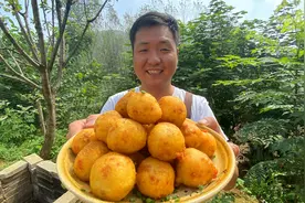 把土豆炸成球，撒上辣椒面，一口一个，大人小孩都爱吃