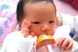 宝宝什么时候可以喝果汁？没到这个年龄不可以喝，当心害了宝宝视频封面
