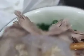 鸭肉里吃到苍蝇卵商家说是油脂？当事人：已打12315视频封面