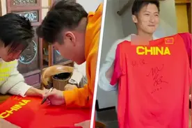 大型追星现场！谢霆锋向奥运冠军巩立姣要签名，高冷男神秒变迷弟