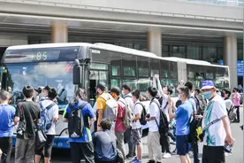再见，85路巨龙车！今天全上海的公交车迷向它“隆重”告别视频封面